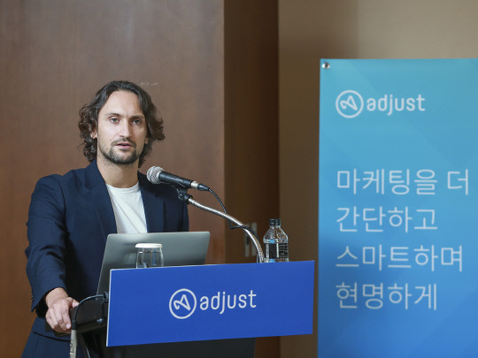 폴 뮬러 애드저스드 공동 설립자 겸 최고기술책임자(CTO)가 30일 간담회에서 발표하고 있다.    애드저스트 제공